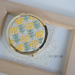 【受注制作】刺繍コンパクトミラー「花02」 1枚目の画像