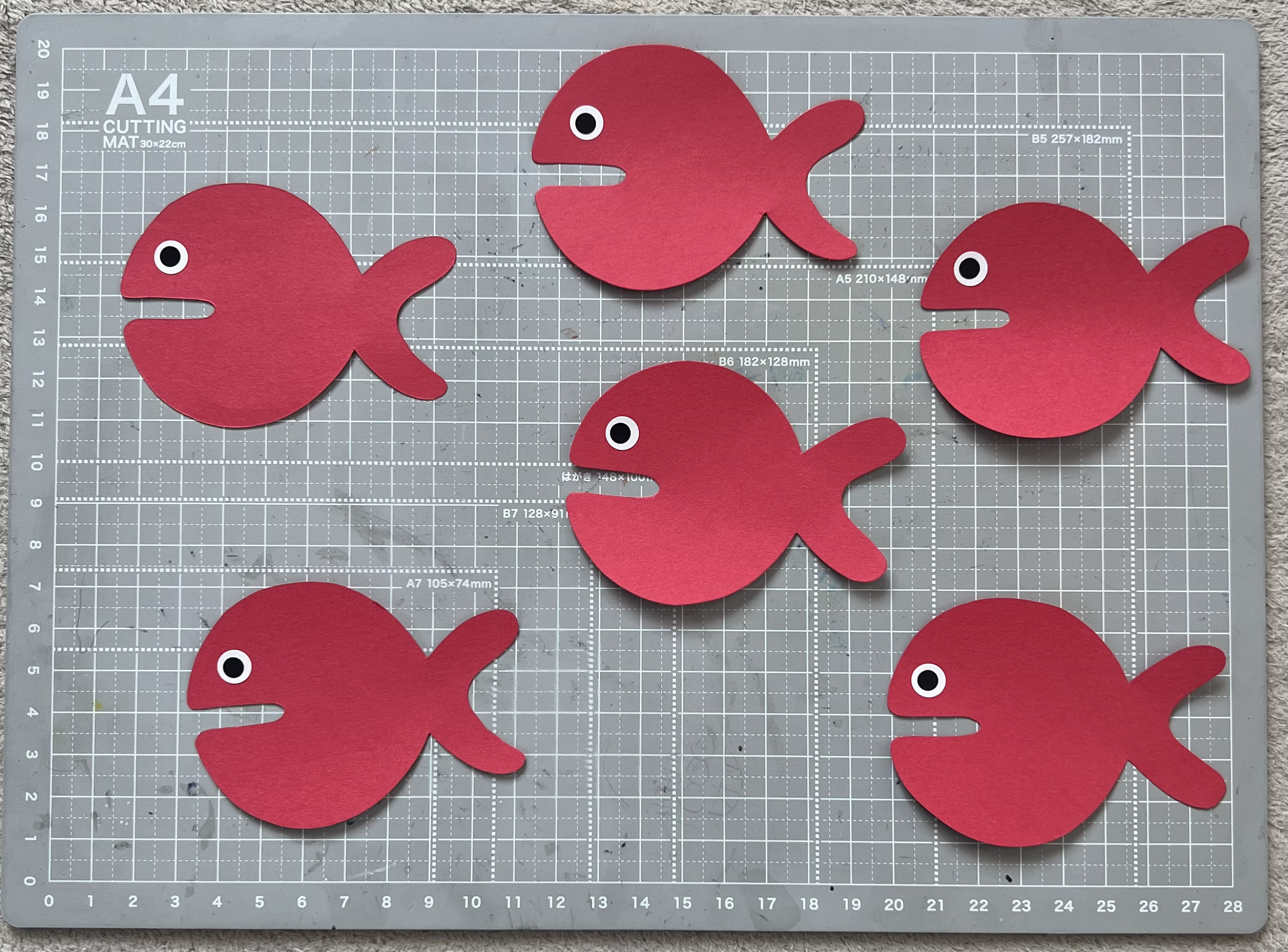 魚　壁飾り　額装 金魚』の壁面飾り・なぐり描きを使って・紙皿金魚鉢・うちわ・夏