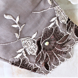 【半額値下げ】✨ビジューが美しい✨ダークブラウンの地にダークブラウンとホワイトの糸でお花を刺繡してあるチュールレースの 9枚目の画像
