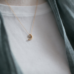 【Crescent moon】 14kgf　delicate simple  necklace 2枚目の画像