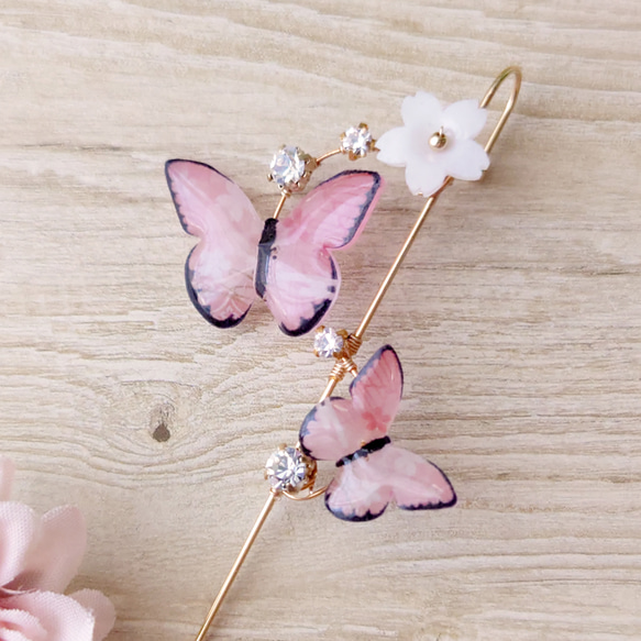 和柄蝶々-桜-のラップクローラーフックピアス・イヤリング 2枚目の画像