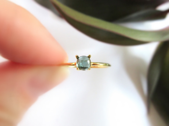 [十月生日石] 4.2mm 美麗的靛藍碧璽凸圓形戒指 第6張的照片