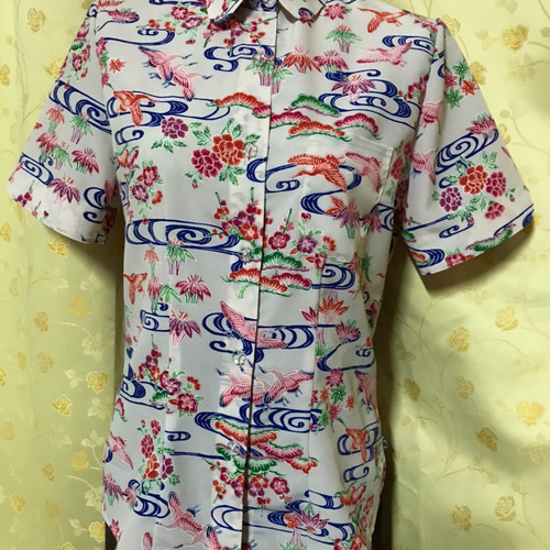 紅型柄プリント かりゆしウェア Mサイズ（沖縄、琉球、紅型柄、アロハ  