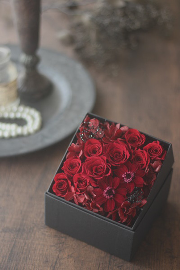 【赤の宝石箱】小さな花の贈り物。ミニスクエア・フラワーボックス 2枚目の画像