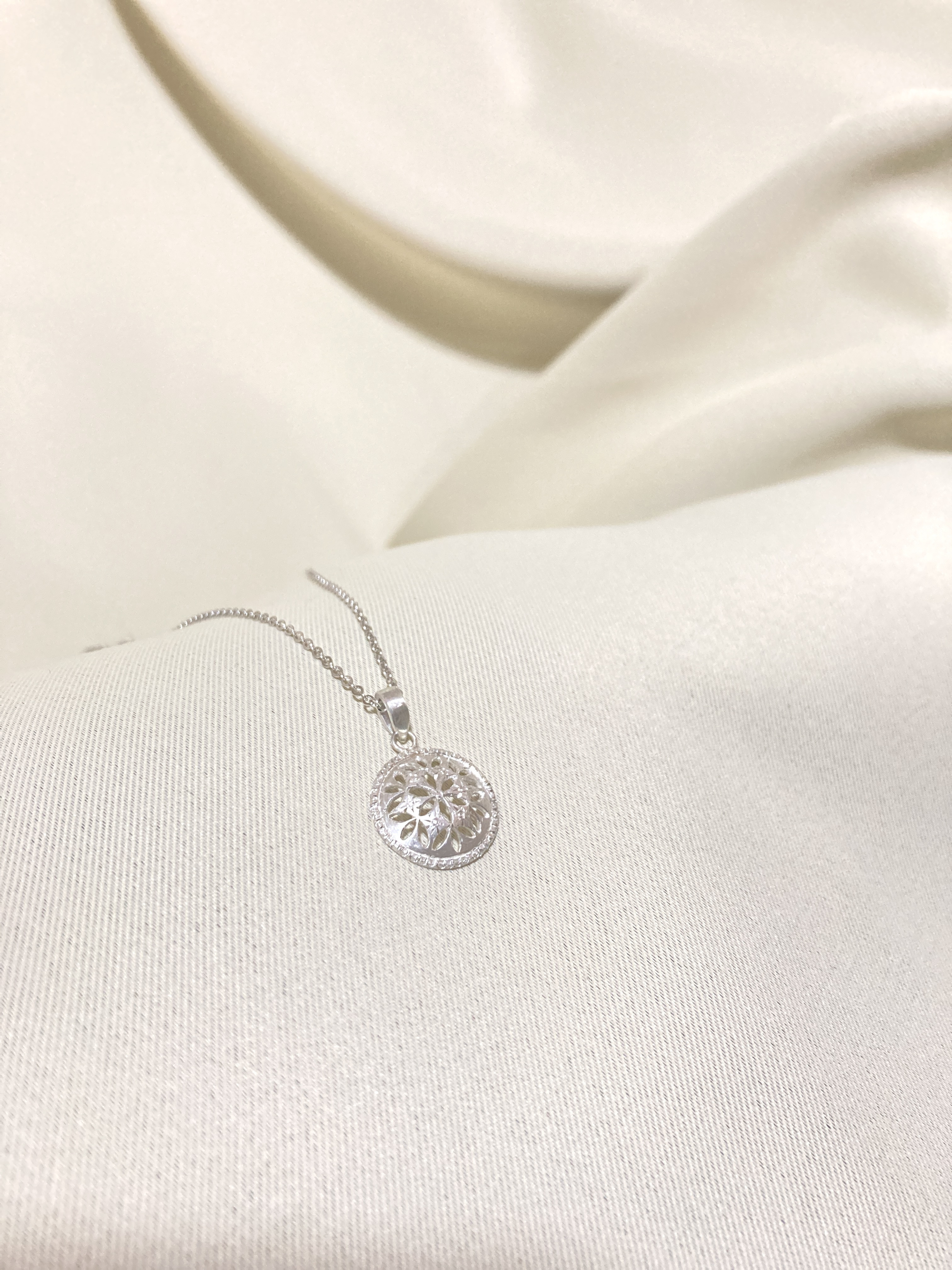 フィレンツェ彫りのペンダント - È bello come un fiore