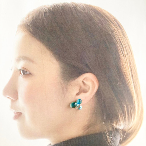 透明感のあるブルー ガラス ピアス イヤリング 小ぶり ギフト 涼しげ