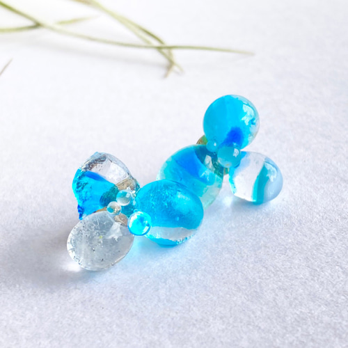透明感のあるブルー ガラス ピアス イヤリング 小ぶり ギフト 涼しげ
