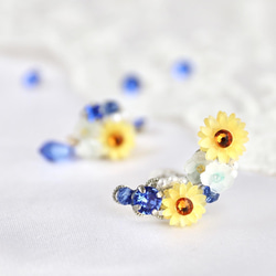 向日葵の花束イヤーカフ（サファイアカラークリスタルガラス） 1枚目の画像