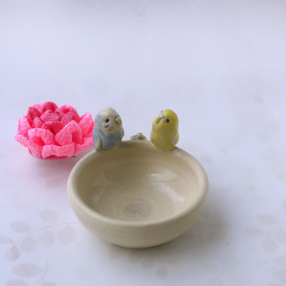 &lt;母親節禮物&gt;康乃馨和虎皮鸚鵡（陶器小包和花胸針） 第3張的照片