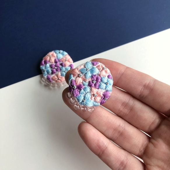 ［特集掲載］紫陽花の刺繍イヤリング/ピアス 3枚目の画像