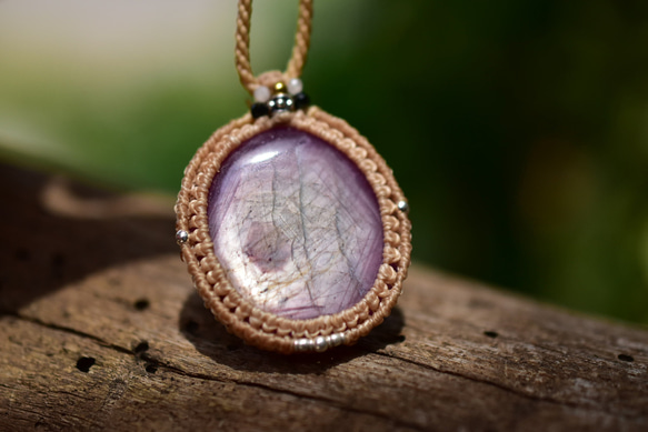 慈詩』スギライトとバイカラールビーのマクラメペンダントネックレス