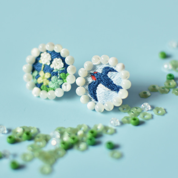ツバメと白詰草の爽やかブルーピアス/イヤリング　　刺繍アクセサリー 2枚目の画像