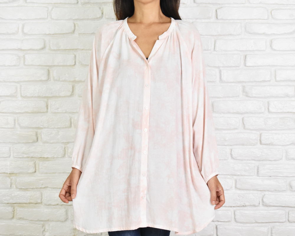 春色ピンクの手染めスキッパーボタンシャツ