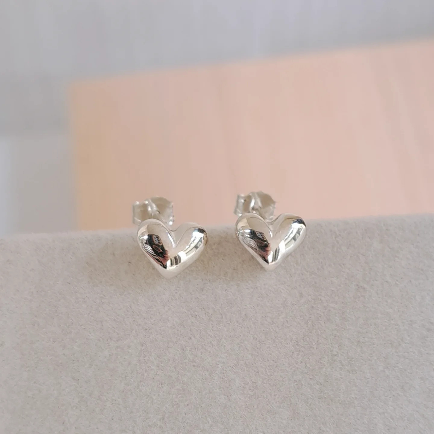 【小さなハートのピアス】両耳 プチピアス  小さなピアス　ハートピアス