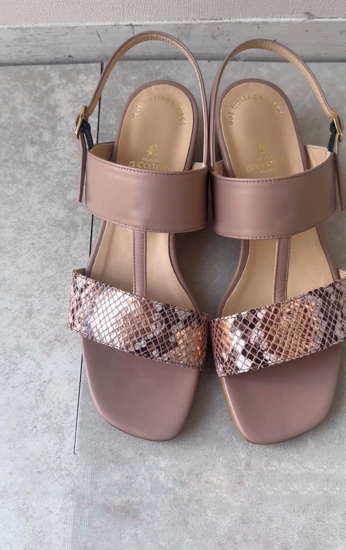 1日使いが出来る便利なダブルベルトサンダル★ピンクベージュ×ピンクメタリックパイソン