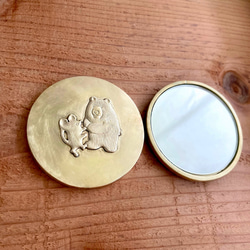 「クマとネズミ、ダンス」真鍮手鏡 3枚目の画像