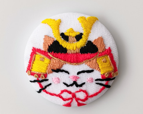カッコいい5月人形の兜を被った猫ちゃん刺繍ブローチ ハチワレ