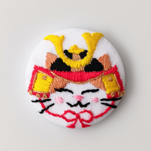 カッコいい5月人形の兜を被った猫ちゃん刺繍ブローチ ハチワレ こども