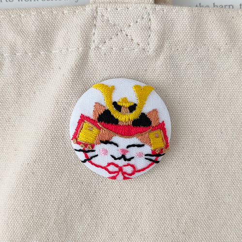 5月人形の兜を被った猫ちゃん刺繍ブローチ ハチワレ こどもの日