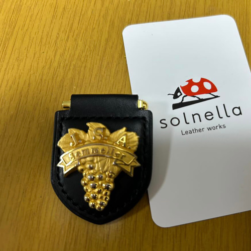 ネジ式ソムリエバッジ、ソムリエドヌール(名誉ソムリエ)バッジ用の革の