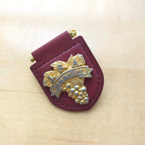 ネジ式ソムリエバッジ、ソムリエドヌール(名誉ソムリエ)バッジ用の革の