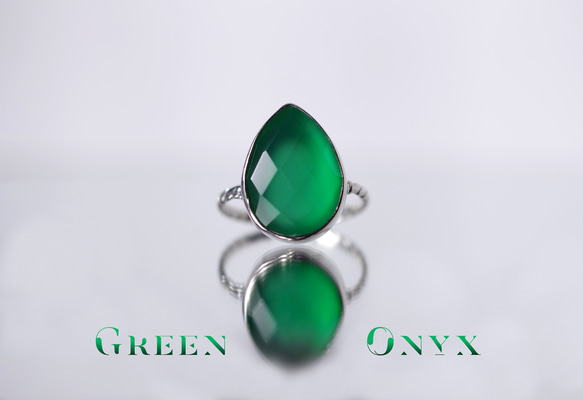 新作 ☆『 Green Onyx』☆の世界でひとつの天然石リングsilver925 + ロジウムコーティング 1枚目の画像