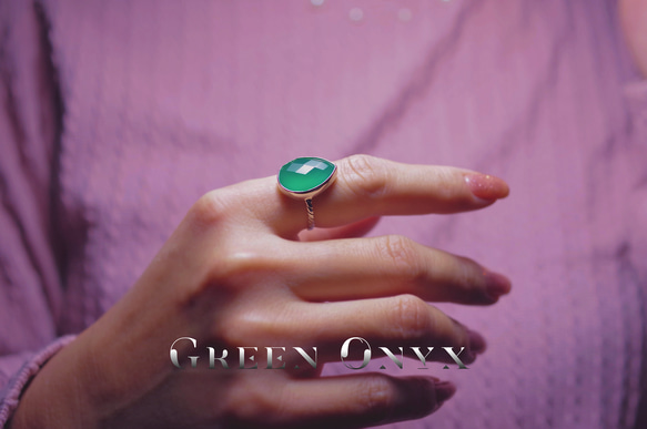 新作 ☆『 Green Onyx』☆の世界でひとつの天然石リングsilver925 + ロジウムコーティング 4枚目の画像