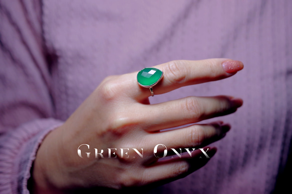 新作 ☆『 Green Onyx』☆の世界でひとつの天然石リングsilver925 + ロジウムコーティング 2枚目の画像