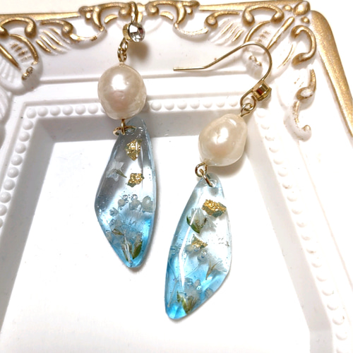 鉱石風レジン かすみ草とバロックパール ピアス（フック・チェーン 