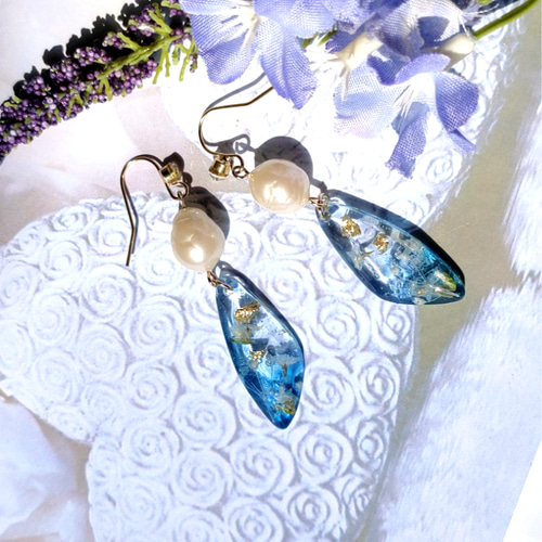 鉱石風レジン かすみ草とバロックパール ピアス（フック・チェーン 