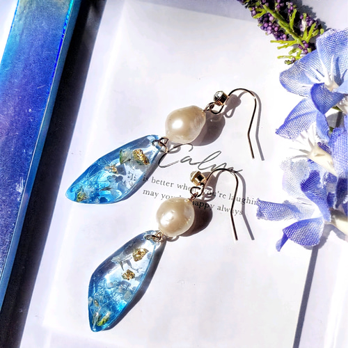 鉱石風レジン かすみ草とバロックパール ピアス（フック・チェーン 