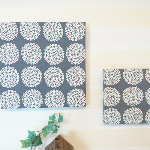 ホワイトフラワー（グレー）のファブリックパネル 大小2枚セット  