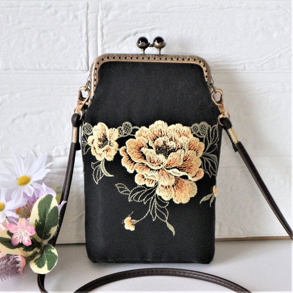 ブラック地にイエローの大きな薔薇の花の刺繍チュールレースを使用した  