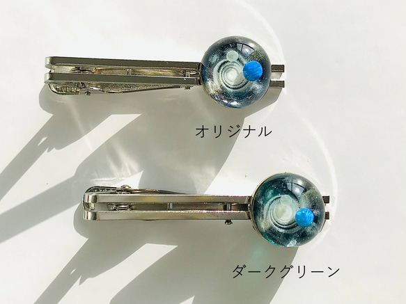 ボルダーオパールとプラチナのネクタイピン 示さ