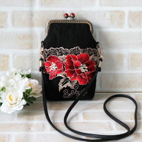 ブラック地に赤い大きな薔薇の花の刺繍チュールレースを使用した  