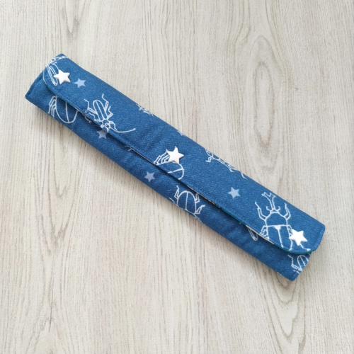 水筒　肩紐カバー　昆虫ブルー　B458 昆虫が大好きな子にぴったりな水筒肩ひもカバー リバーシブルで使え