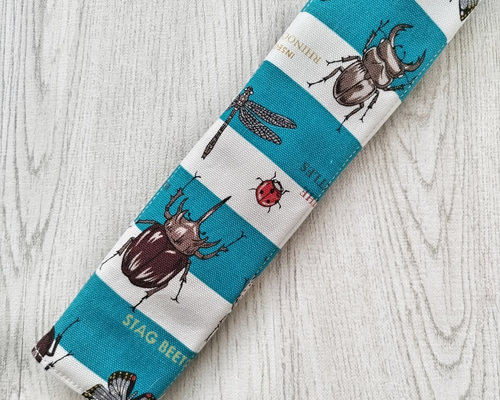 昆虫が大好きな子にぴったりな水筒肩ひもカバー リバーシブルで使え