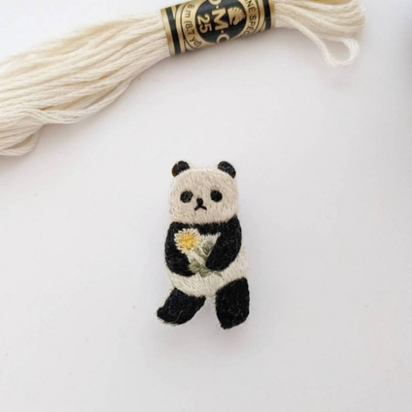 たんぽぽを届けるパンダ　刺繍ブローチ 1枚目の画像