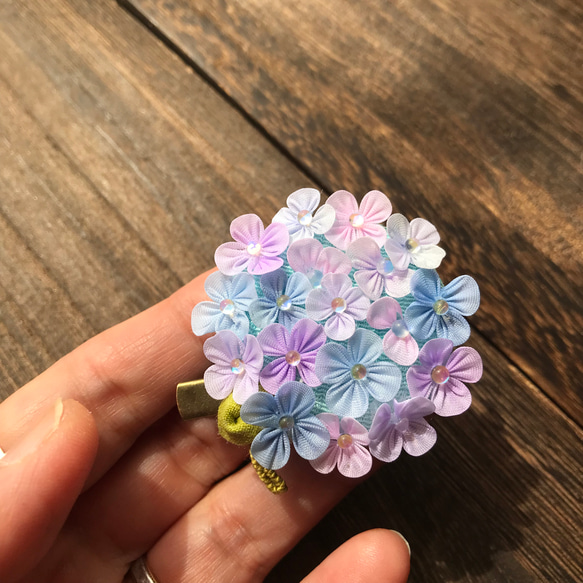 つまみ細工　砂糖菓子みたいな紫陽花ブローチ 1枚目の画像