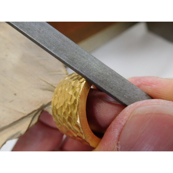 純金 指輪 鍛造リング 手作り 平打ち 槌目 槌目加工 太め 光沢 幅14ミリ＆肉厚3ミリ 12枚目の画像