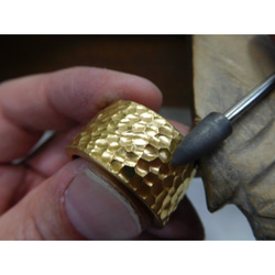 純金 指輪 鍛造リング 手作り 平打ち 槌目 槌目加工 太め 光沢 幅14ミリ＆肉厚3ミリ 8枚目の画像
