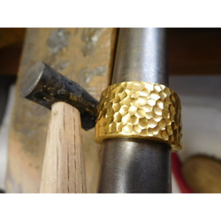 純金 指輪 鍛造リング 手作り 平打ち 槌目 槌目加工 太め 光沢 幅14ミリ＆肉厚3ミリ 15枚目の画像