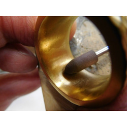 純金 指輪 鍛造リング 手作り 平打ち 槌目 槌目加工 太め 光沢 幅14ミリ＆肉厚3ミリ 9枚目の画像