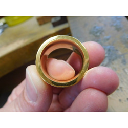 純金 指輪 鍛造リング 手作り 平打ち 槌目 槌目加工 太め 光沢 幅14ミリ＆肉厚3ミリ 4枚目の画像