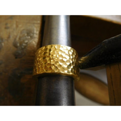 純金 指輪 鍛造リング 手作り 平打ち 槌目 槌目加工 太め 光沢 幅14ミリ＆肉厚3ミリ 16枚目の画像