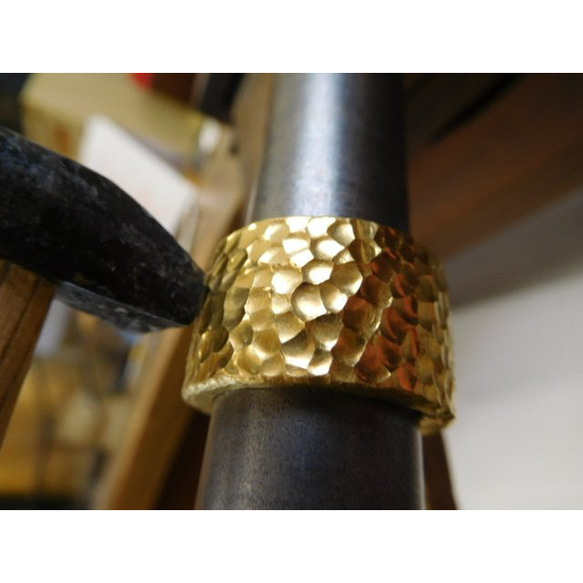 純金 指輪 鍛造リング 手作り 平打ち 槌目 槌目加工 太め 光沢 幅14ミリ＆肉厚3ミリ 14枚目の画像