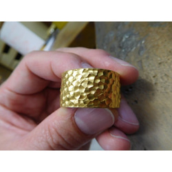 純金 指輪 鍛造リング 手作り 平打ち 槌目 槌目加工 太め 光沢 幅14ミリ＆肉厚3ミリ 3枚目の画像