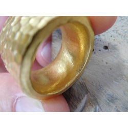 純金 指輪 鍛造リング 手作り 平打ち 槌目 槌目加工 太め 光沢 幅14ミリ＆肉厚3ミリ 10枚目の画像