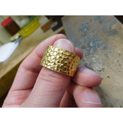 純金 指輪 鍛造リング 手作り 平打ち 槌目 槌目加工 太め 光沢 幅14ミリ＆肉厚3ミリ 2枚目の画像