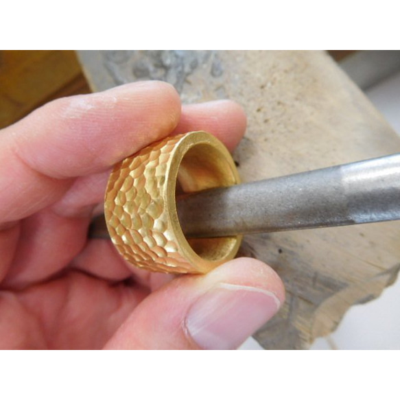 純金 指輪 鍛造リング 手作り 平打ち 槌目 槌目加工 太め 光沢 幅14ミリ＆肉厚3ミリ 11枚目の画像